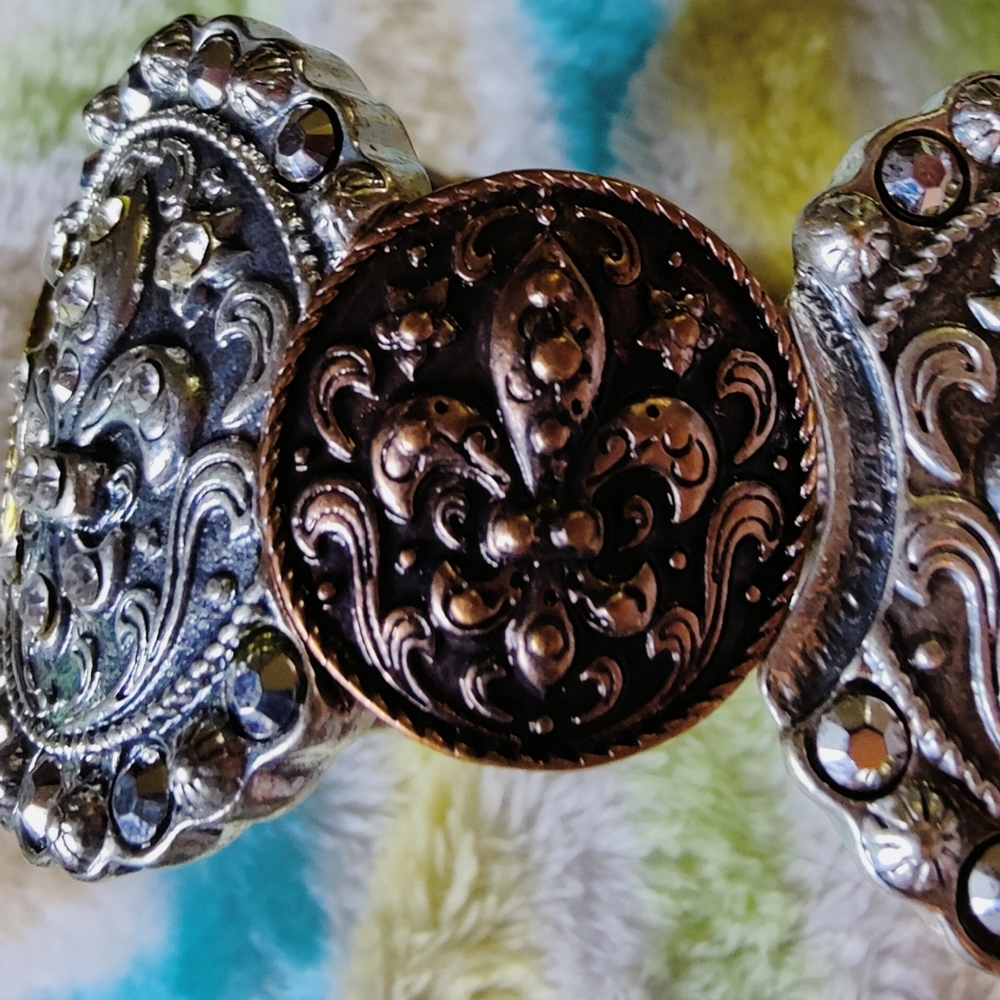 🎊Fluer De Lis Stretch Rhinestone Silver tone  Bracelet. - Picture 3 of 5